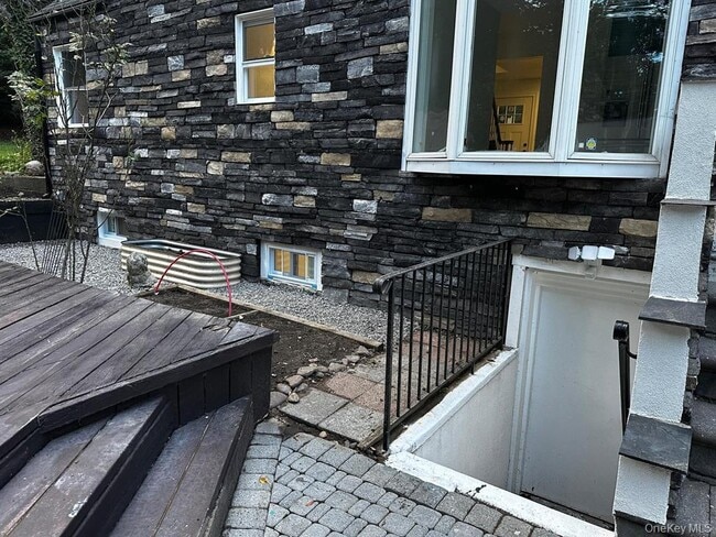 Building Photo - 18 Davis St