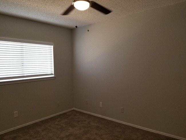 Building Photo - 9209-9209 Shadow Crest Dr