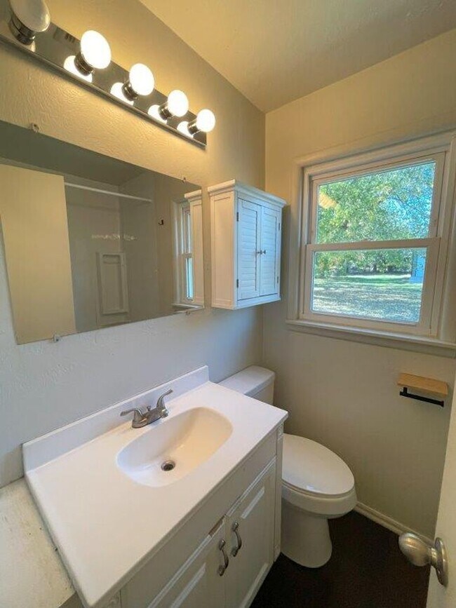 Building Photo - 2 bed 1 bath available just in Time for th...
