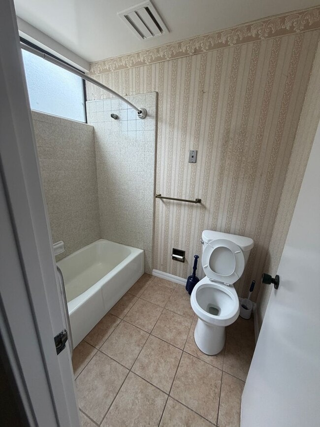 Building Photo - 3 bedroom house with amazing views