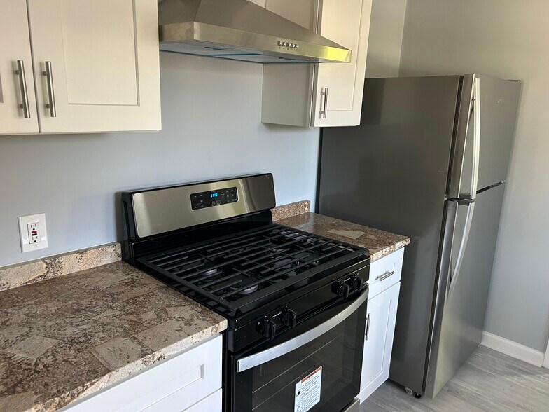 Building Photo - 1048 Black Dr