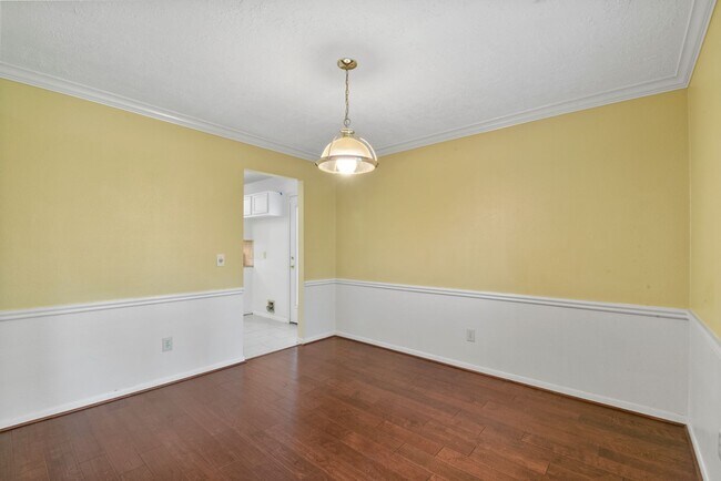 Building Photo - Freshly Painted Beauty with Spacious Outdo...