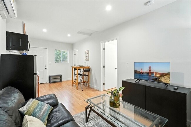 Building Photo - 9221 Swinton Ave