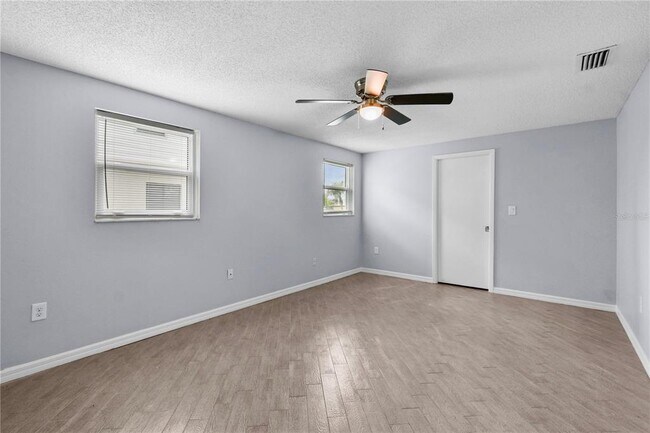 Building Photo - 4612 8th St Ct E