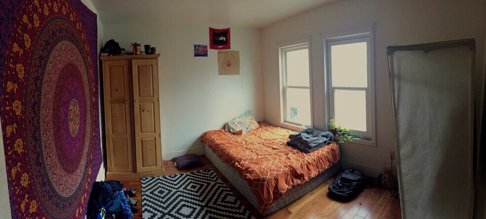 Building Photo - 196 Pine St