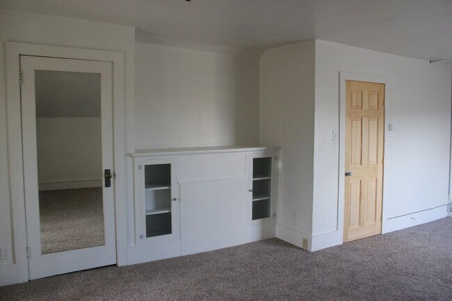 Building Photo - 422 N 3rd St