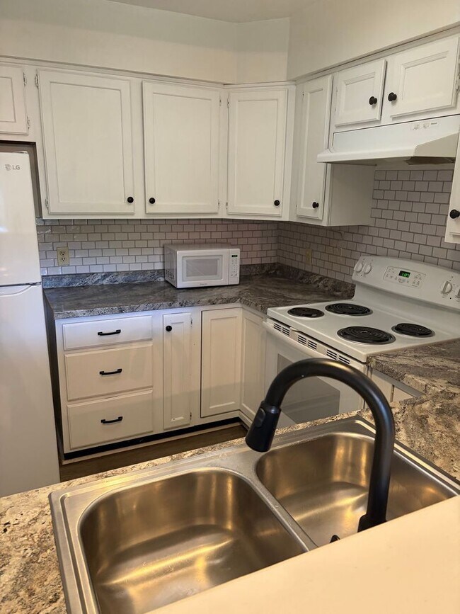 Building Photo - Prime low maintenance Williamsburg rental location!