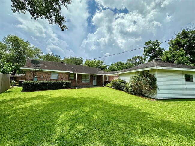 Building Photo - 5818 Birchmont Dr