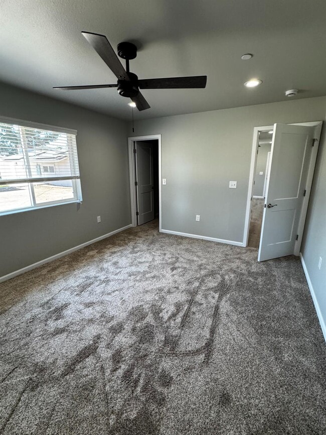 Building Photo - 4834 N Fruit Ave