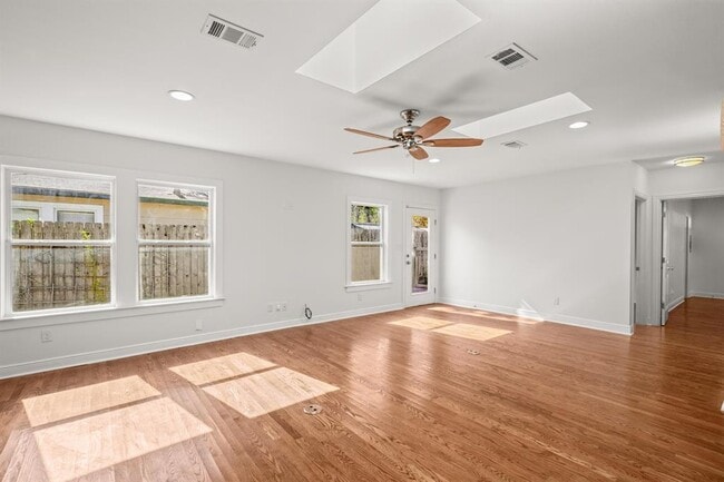 Building Photo - 2110 Oxford Ave