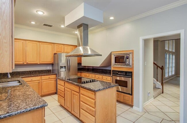 Building Photo - 5339 Holly View Dr