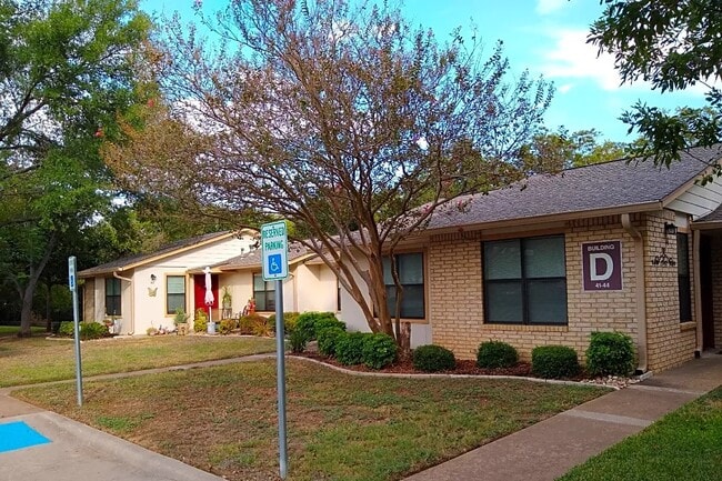 Building Photo - 1001 Pecan Valley Dr