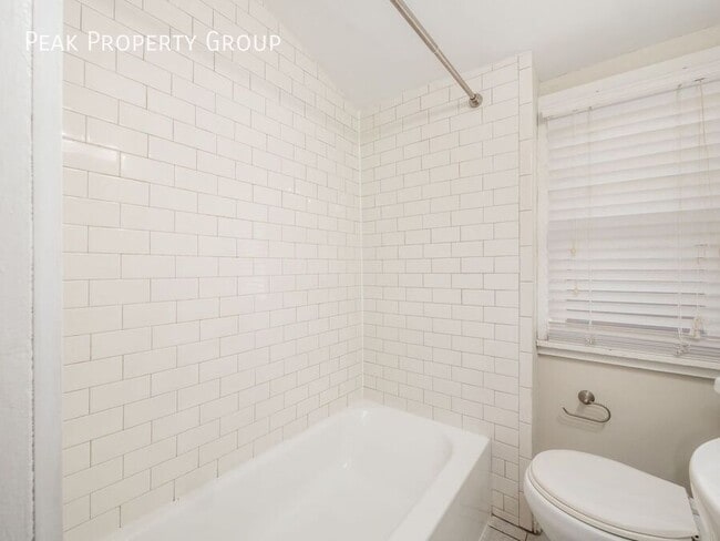 Building Photo - 504 S Lazelle St