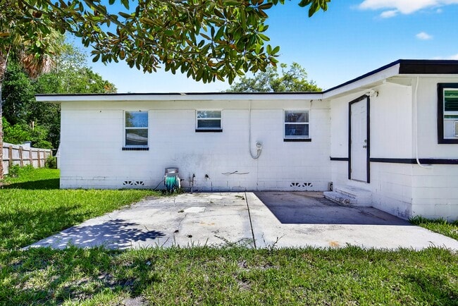 Building Photo - 6635 Blackwood Dr