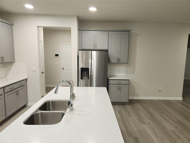 Building Photo - 235 Vly Oak Dr