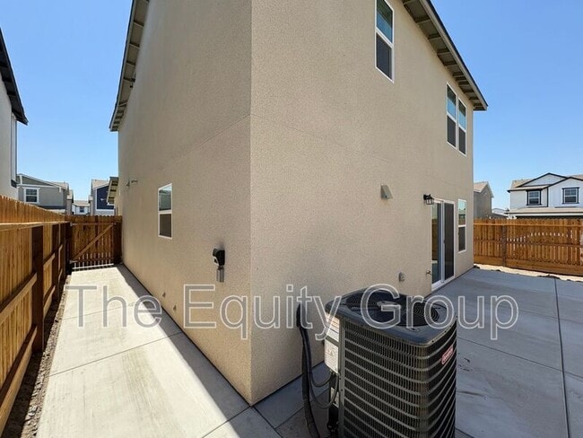 Building Photo - 1936 Oaks Ct