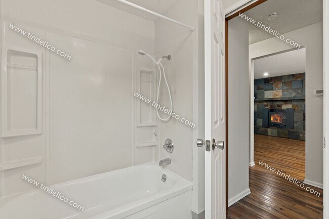Building Photo - Gladstone Charmer | 3 Bedroom 2 Bathroom H...