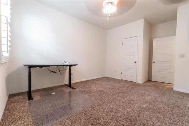 Building Photo - 2913 Zelma Dr