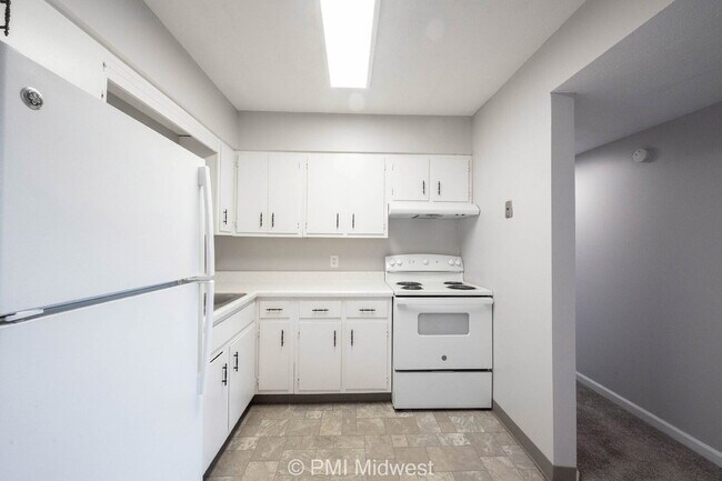 Building Photo - "Charming & Spacious 2-Bedroom Haven in Sh...
