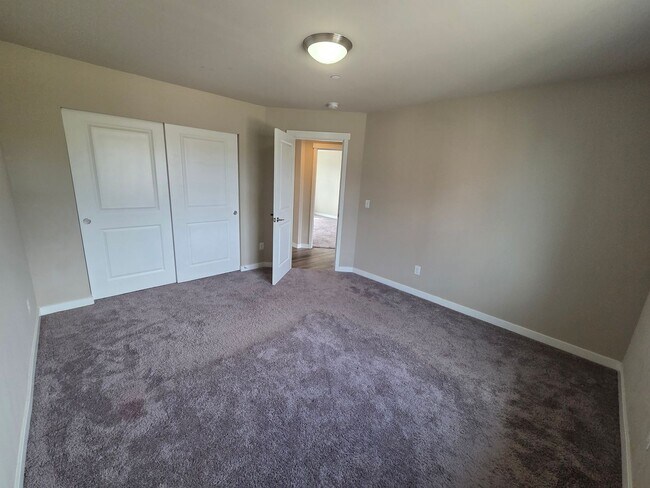 Building Photo - 2524 Jacaranda Ave