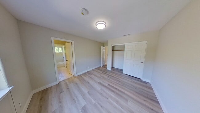 Building Photo - Spectacular and Spacious 4 Bed / 3 Bath Sa...