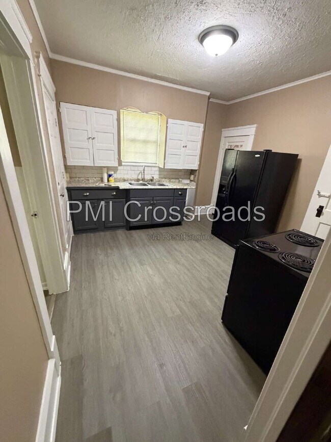 Building Photo - 932 Roslyn Ave SW