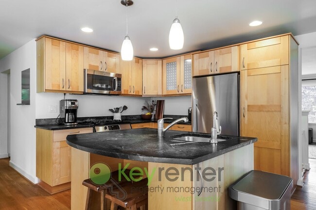 Building Photo - Beautiful 4-Bed, 2.5-Bath with Outdoor Liv...
