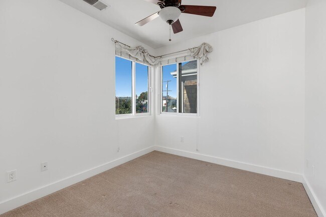 Building Photo - 3-bedroom 3.5 Coronado Village home near schools