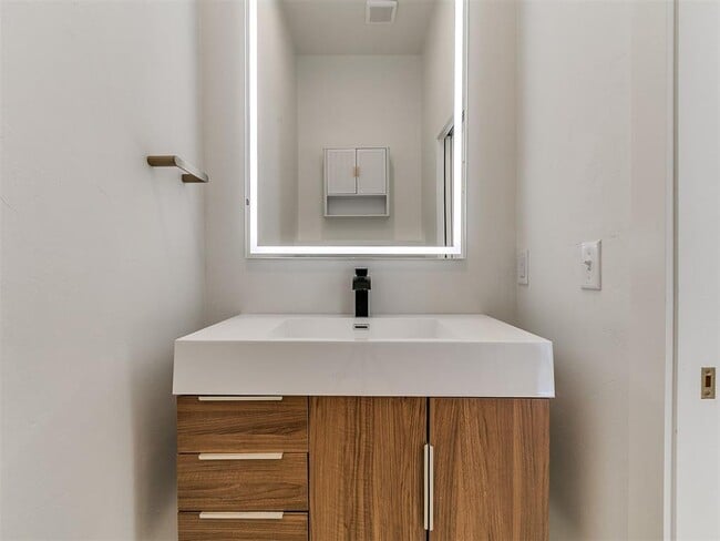 Building Photo - 605 N Idaho Ave