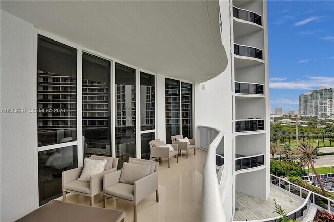 Building Photo - 15901 Collins Ave