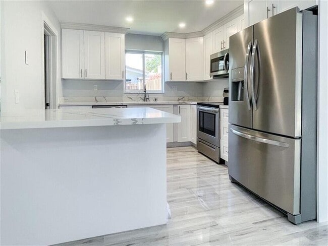 Building Photo - 2011 NE 31st St