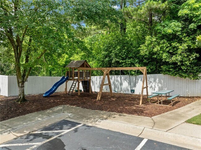 Building Photo - 726 Gardenside Cir SE
