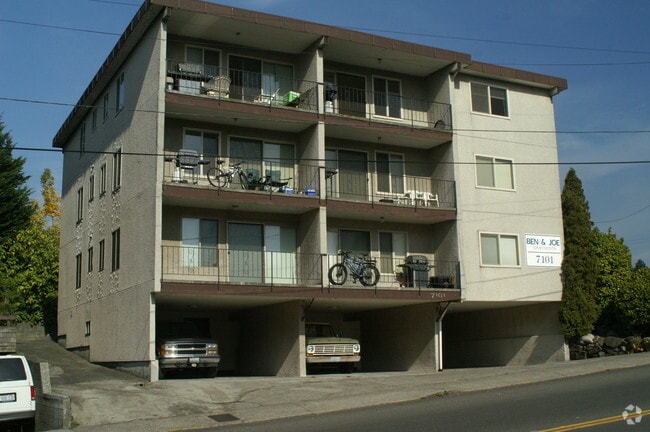 Building Photo - Greenlake Arms