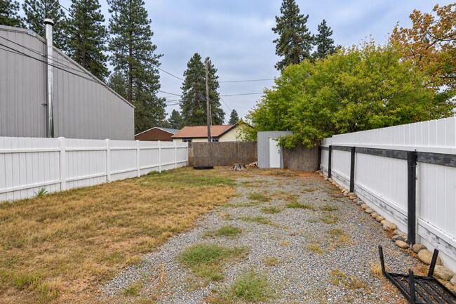 Building Photo - 1320 N Spokane St