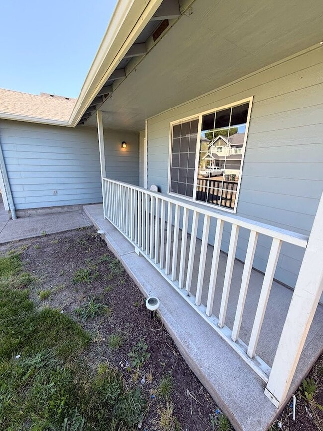 Building Photo - Spacious Keizer Home with Large Fenced Backyard