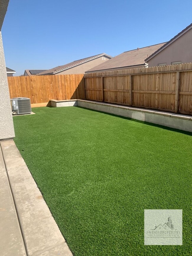 Building Photo - Newer 4 Bedroom 3 Bath Home with SOLAR! Cl...