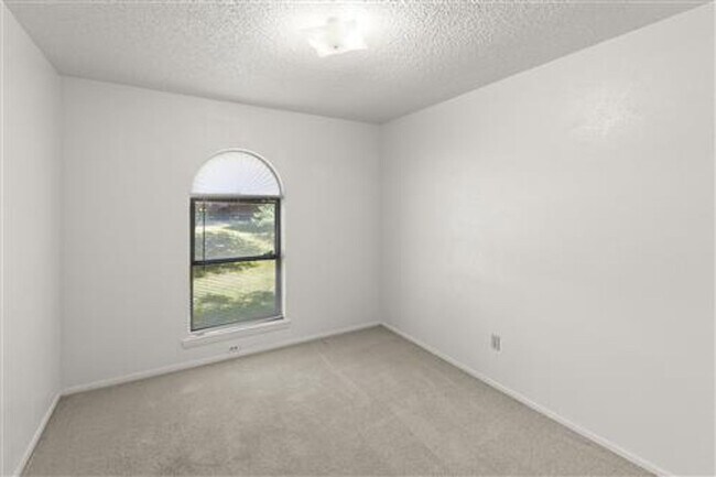 Building Photo - 2205 Foxcroft Ln