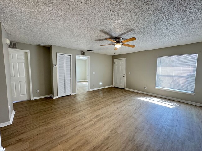 Building Photo - Beautiful 3/2 Duplex in St. Cloud