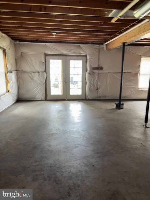 Building Photo - 2040 Stoneleigh Dr