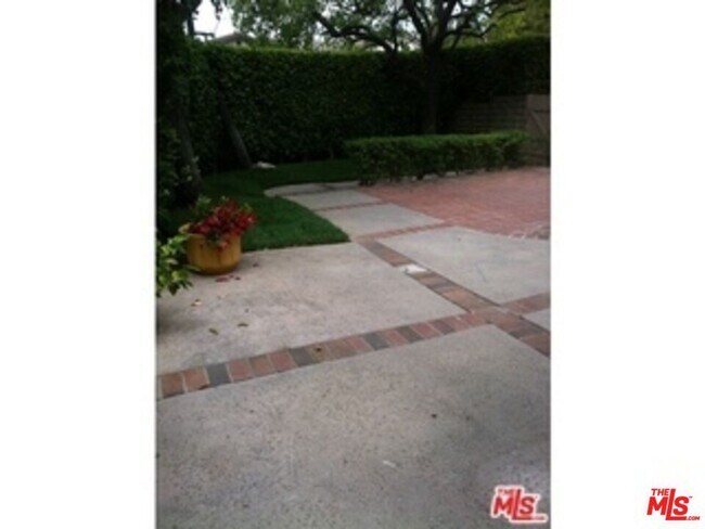 Building Photo - 1337 Avenida de Cortez