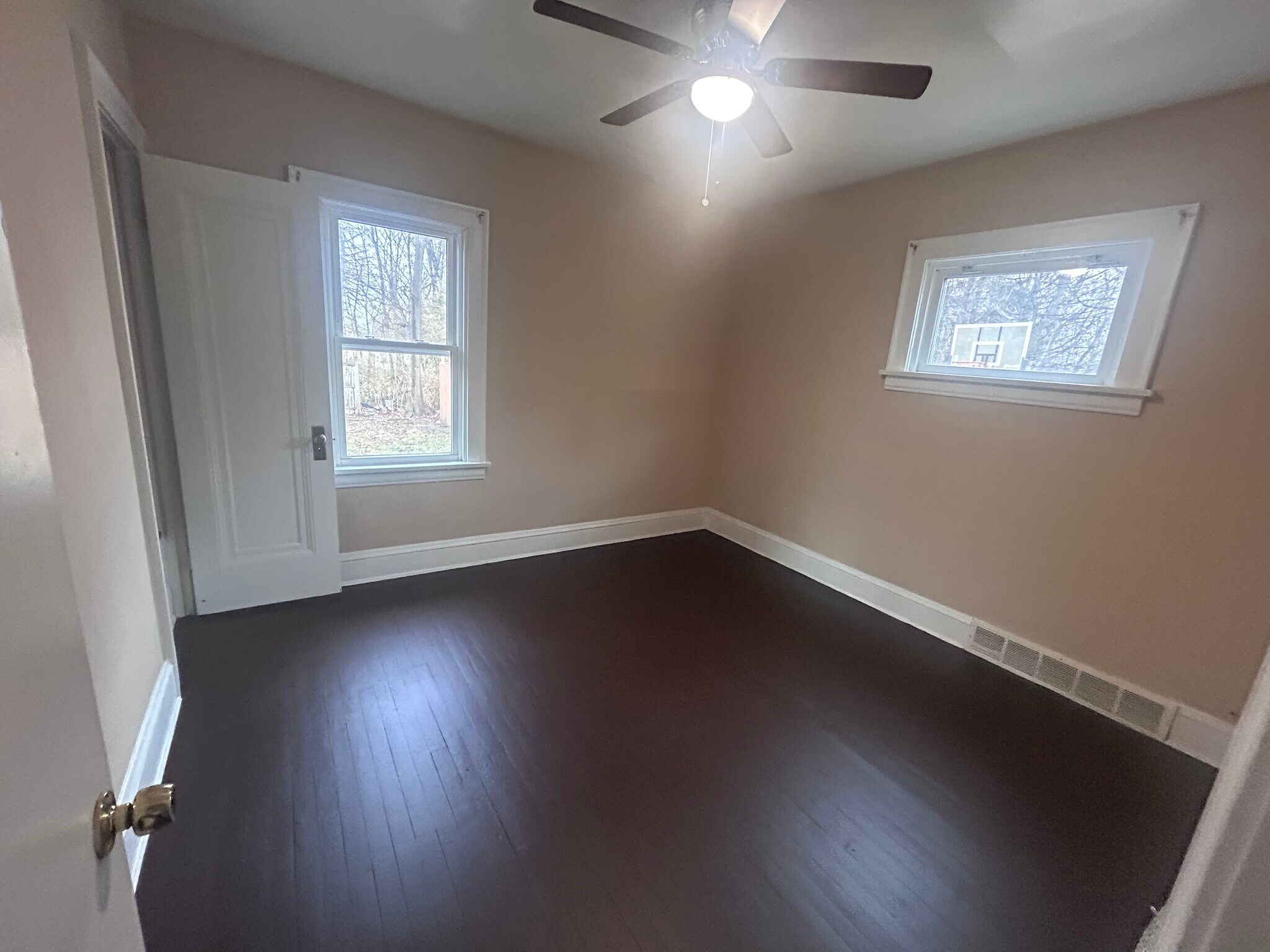 Building Photo - 9501 Rosewood Ave