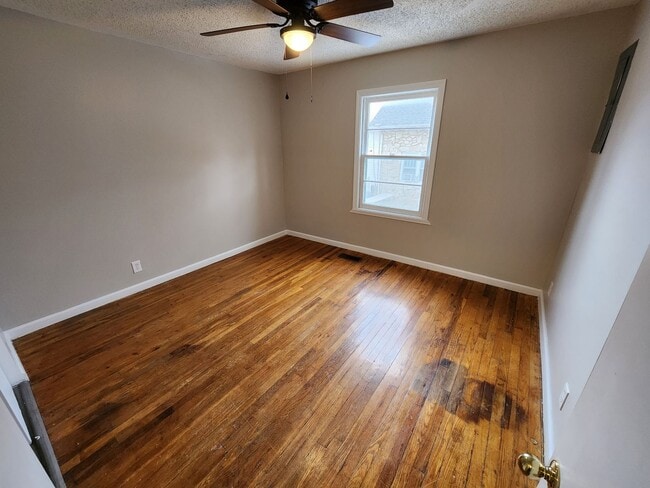 Building Photo - Spacious 3-Bedroom, 1-Bathroom Home AVAILABLE NOW!!