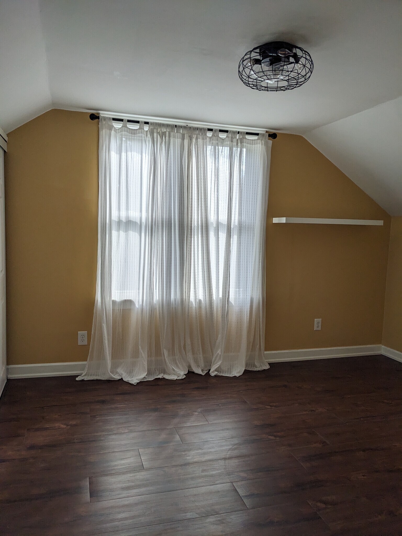 Larger upstairs bedroom - 859 Irvin St