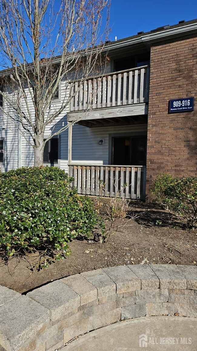 Building Photo - 909 Ravens Crest Dr