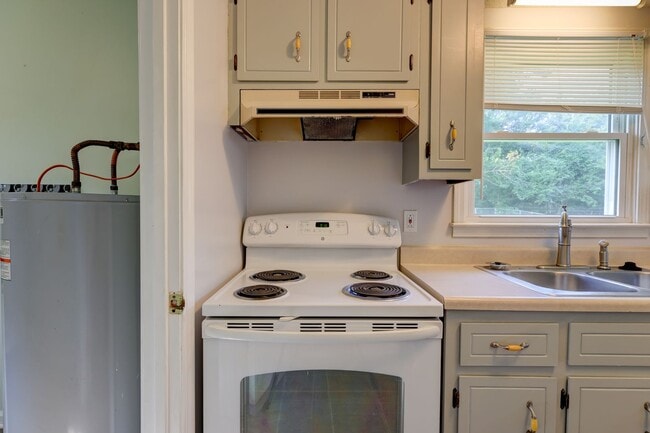 Building Photo - 204 Bob White Dr