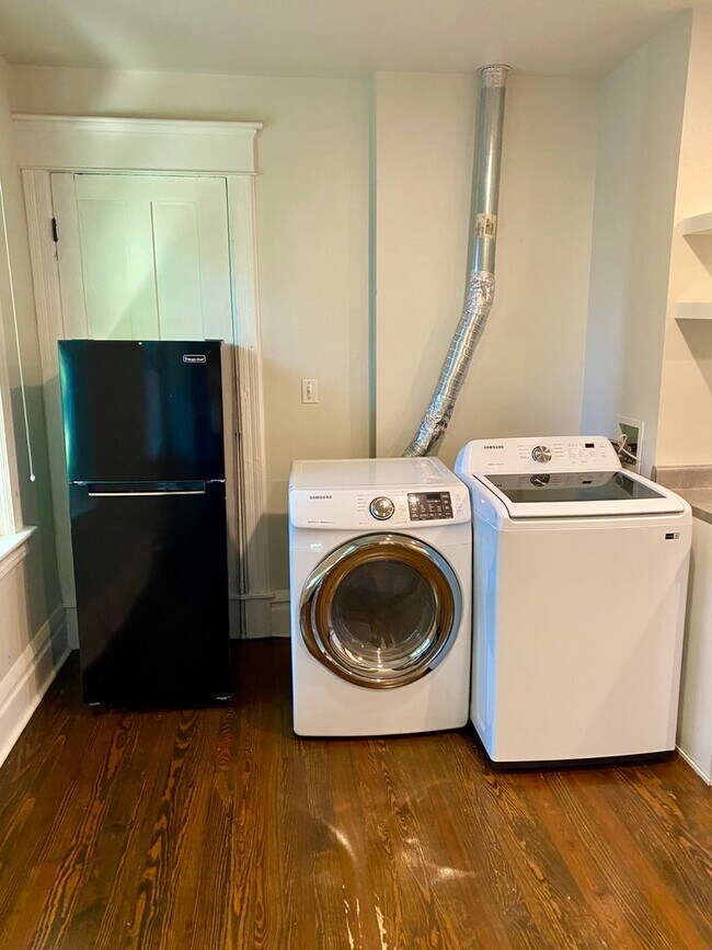 Building Photo - Spacious 4 bedroom Historic House - Available for Fall 2026-2027!