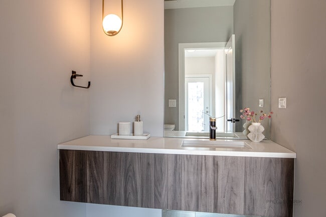 Building Photo - 1304 N Lawndale Ave