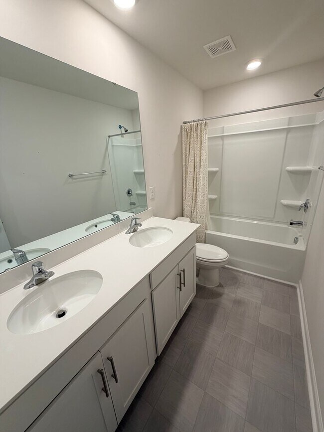 Building Photo - Beautiful 4 Bed, 2.5 Bath Home - Lawn Care Included!