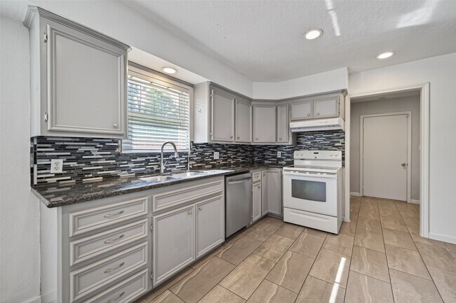 Building Photo - 11811 Beverly Dr