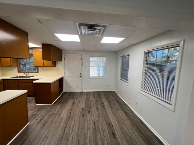 Building Photo - 11106 N Dowling Rd